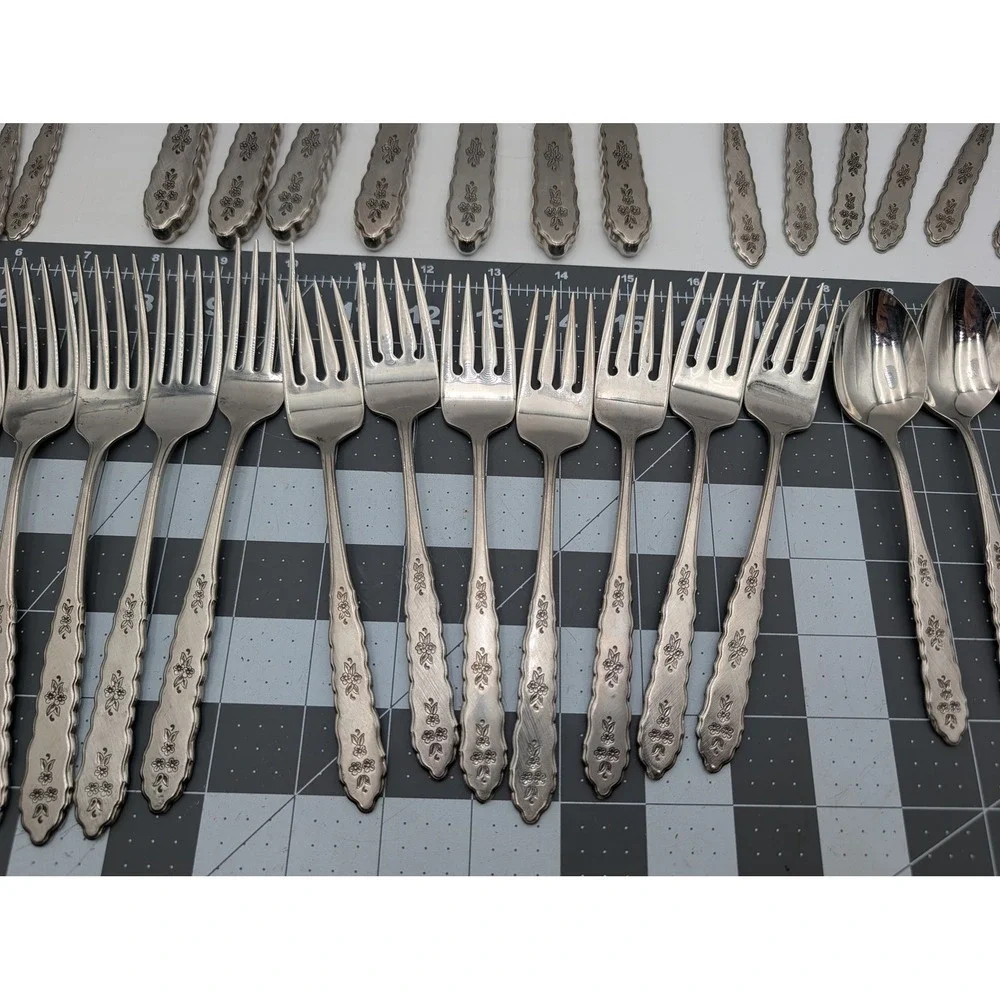 Oneida Flatware Silver Distinction Deluxe Stainless Floral Bouquet 49 Piece Set